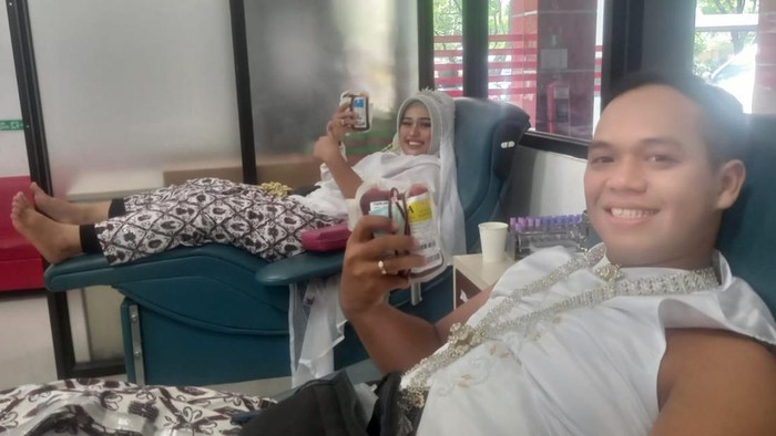 Pasangan pengantin baru berdonor darah di PMI Sragen usai akad nikah, Rabu (11/1/2023).