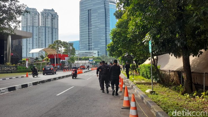 Pasukan Brimob di Area Gedung KPK