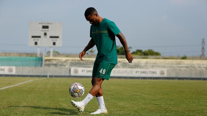 Persebaya Surabaya mengontrak Paulo Victor untuk putaran kedua Liga 1 2022/2023. Ia diharapkan menjadi mesin gol Persebaya.