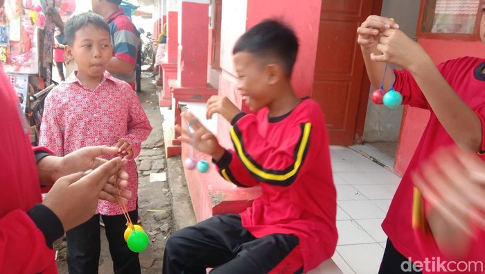 Pelajar Indramayu saat memainkan lato-lato