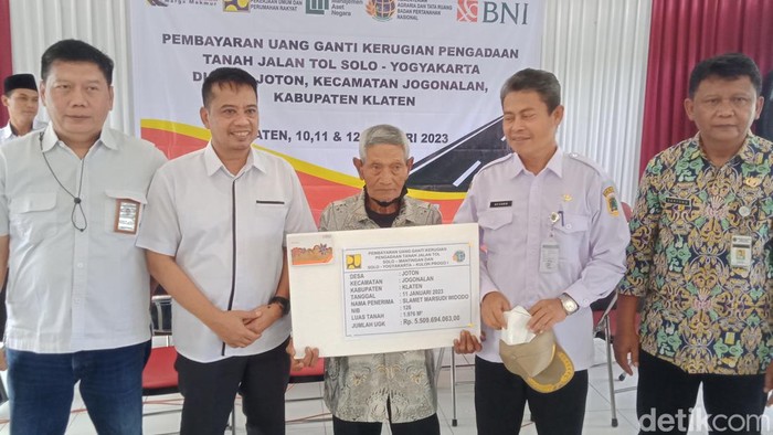 Pencairan UGR Proyek Tol Jogja-Solo di Balai Desa Joton, Jogonalan, Klaten, Rabu (11/1/2023).