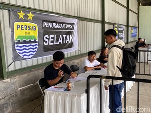 Suasana Penukaran Tiket Jelang Laga Persib Vs Persija