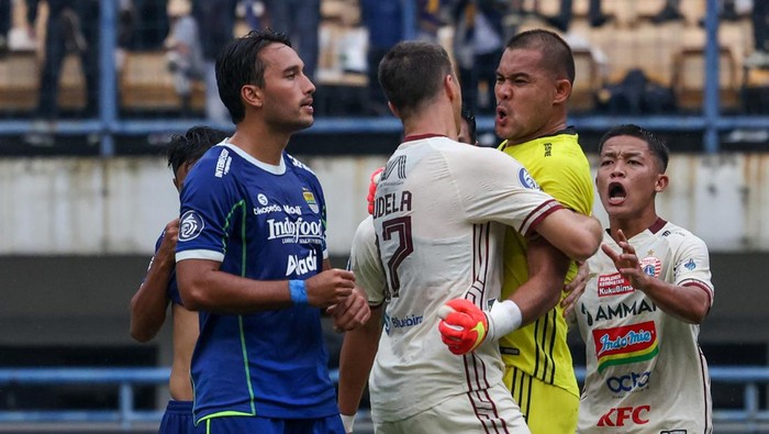 Pesepakbola Persib Bandung Dedi Kusnandar (tengah) berebut bola dengan pesepakbola Persija Jakarta Hanno Behrens (kiri) saat menjalani laga tunda BRI Liga 1 di Stadion Gelora Bandung Lautan Api, Bandung, Jawa Barat, Rabu (11/1/2023). Hingga turun minum, skor semantara imbang 0-0. ANTARA FOTO/Raisan Al Farisi/rwa.
