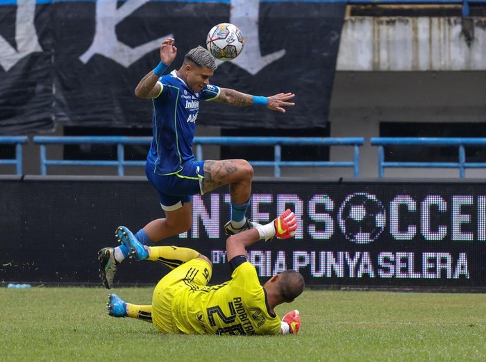 Pesepakbola Persib Bandung Dedi Kusnandar (tengah) berebut bola dengan pesepakbola Persija Jakarta Hanno Behrens (kiri) saat menjalani laga tunda BRI Liga 1 di Stadion Gelora Bandung Lautan Api, Bandung, Jawa Barat, Rabu (11/1/2023). Hingga turun minum, skor semantara imbang 0-0. ANTARA FOTO/Raisan Al Farisi/rwa.
