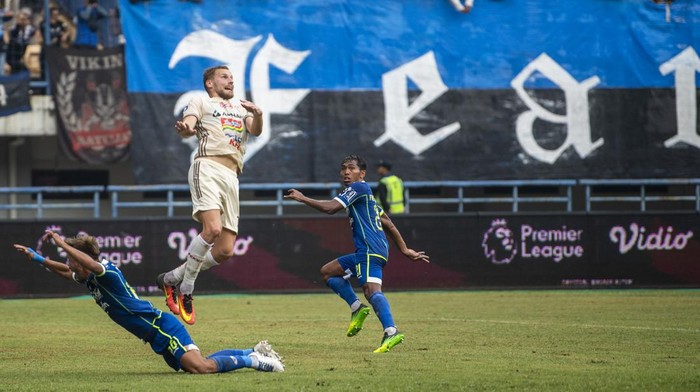 Pesepakbola Persib Bandung Dedi Kusnandar (tengah) berebut bola dengan pesepakbola Persija Jakarta Hanno Behrens (kiri) saat menjalani laga tunda BRI Liga 1 di Stadion Gelora Bandung Lautan Api, Bandung, Jawa Barat, Rabu (11/1/2023). Hingga turun minum, skor semantara imbang 0-0. ANTARA FOTO/Raisan Al Farisi/rwa.