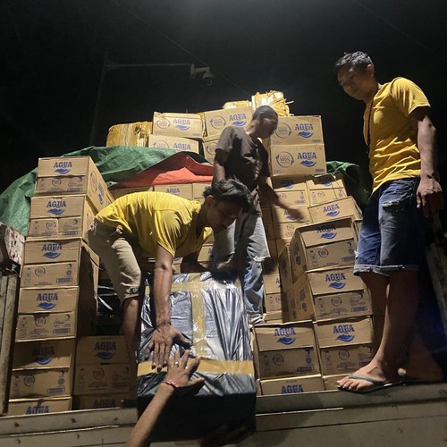 Petugas dari Sat Resnarkoba Polres Dompu, menggagalkan upaya penyeludupan ratusan botol minuman keras tradisional jenis arak, Rabu (11/1/2023).