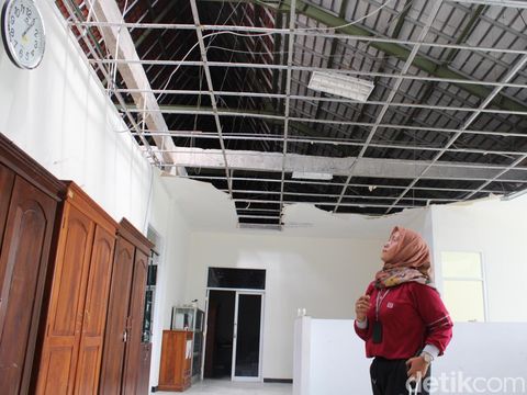 Petugas menunjukkan plafon MPP Blora yang ambrol, Rabu (11/1/2023).