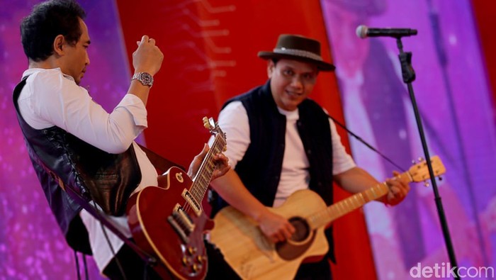 Gitaris Padi Reborn, Piyu saat beraksi memainkan gitarnya bersama sang vokalis Fadly.