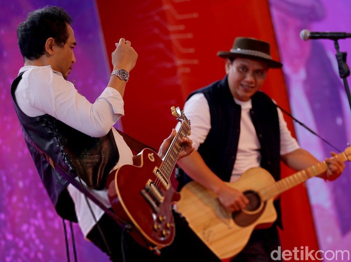 Gitaris Padi Reborn, Piyu saat beraksi memainkan gitarnya bersama sang vokalis Fadly.
