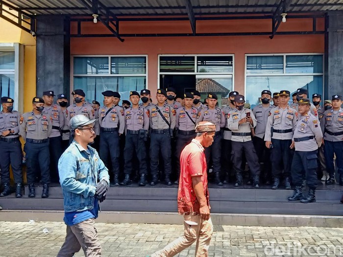 Polisi berjaga di kantor Desa Lengkong, Kecamatan Rakit, Banjarnegara, Rabu (11/1/2023).