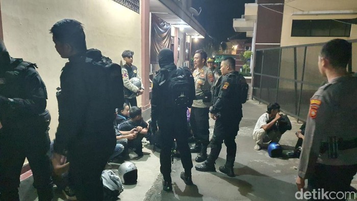 Polisi mengamankan remaja yang ugal-ugalan di jalan merayakan kemenangan Persib, Rabu (11/1/2023)
