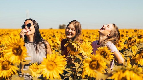 Keceriaan sebagai contoh vibe positif.