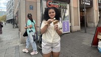 Sebelum diet, Amora termasuk sosok yang hobi kulineran. Saat jalan-jalan ke luar negeri, ia sempatkan diri cicip es krim dan waffle. Nyamm!