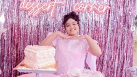 Anak pertama Krisdayanti dan Raul Lemos ini baru saja berusia 11 tahun. Pesta ulang tahunnya meriah dengan kue warna pink.