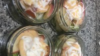 Amora yang kini terjun ke industri musik ini pernah coba berjualan salad lho! Ia membuat salad berisi campuran buah dan sayur.