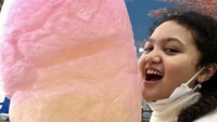 Layaknya anak-anak lain yang gemar ngemil manis, Amora juga tak mau ketinggalan mencicipi gulali. Ukurannya jumbo, pasti memuaskan!