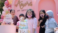 Setiap tahun, pertambahan usia Amora diperingati meriah. Pada tahun 2020, ia juga menggelar pesta bertema pink dengan banyak cake tingkat.