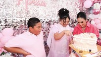 Amora kabarnya didampingi oleh suster saat menjalani diet. Dirinya sendiri merupakan sosok yang kompak dengan ibu dan saudara laki-lakinya, Kellen.