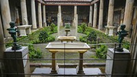 Pengunjung bisa melihat gambaran yang luar biasa tentang kehidupan rumah tangga di Pompeii, kota Romawi yang disebut juga kota maksiat pada zamannya.  