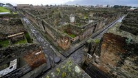 Diketahui Kota Pompeii ini terkubur di bawah abu vulkanik yang dimuntahkan dengan ganas dari Gunung Vesuvius pada tahun 79 Masehi. Puluhan tahun kebelakang, Pompeii mulai digali dan dipugar oleh para arkeolog.
