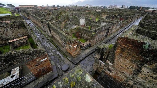 Diketahui Kota Pompeii ini terkubur di bawah abu vulkanik yang dimuntahkan dengan ganas dari Gunung Vesuvius pada tahun 79 Masehi. Puluhan tahun kebelakang, Pompeii mulai digali dan dipugar oleh para arkeolog. Diketahui Kota Pompeii ini terkubur di bawah abu vulkanik yang dimuntahkan dengan ganas dari Gunung Vesuvius pada tahun 79 Masehi. Puluhan tahun kebelakang, Pompeii mulai digali dan dipugar oleh para arkeolog.