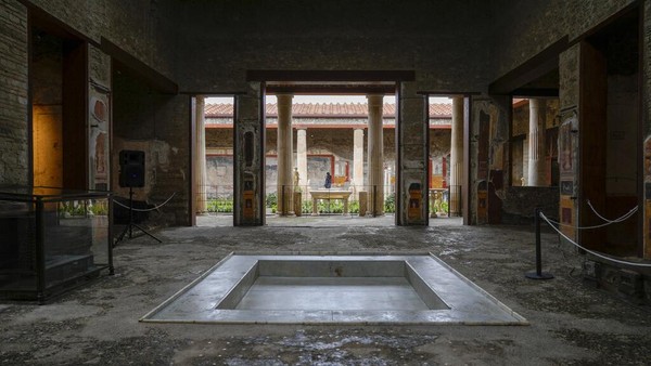 Pemandangan impluvium, kolam resapan air hujan di atrium Romawi Kuno Domus Vettiorum, House of Vettii, di Taman Arkeologi Pompeii, Italia, Rabu (14/12/2022).  