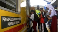 Sejumlah siswa menaiki kereta api di Stasiun Maros, Sulawesi Selatan, Selasa (10/1/2023).