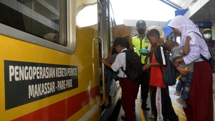 Uji coba jalur kereta api Makassar-Pare Pare mulai dilakukan dengan tarif gratis. Warga pun antusias menikmati layanan ini.