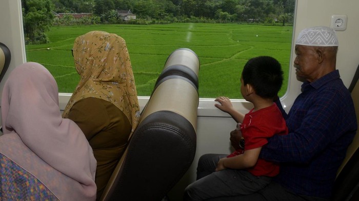 Potret Warga Jajal Kereta Pertama di Sulawesi, Gratis! Uji coba jalur kereta api Makassar-Pare Pare mulai dilakukan dengan tarif gratis. Warga pun antusias menikmati layanan ini.