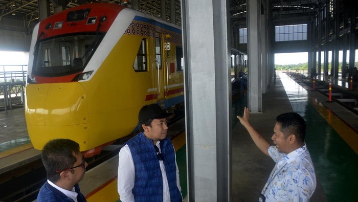 Uji coba jalur kereta api Makassar-Pare Pare mulai dilakukan dengan tarif gratis. Warga pun antusias menikmati layanan ini.