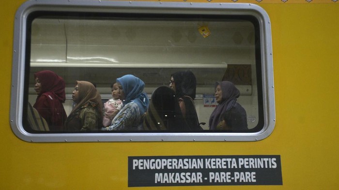 Uji coba jalur kereta api Makassar-Pare Pare mulai dilakukan dengan tarif gratis. Warga pun antusias menikmati layanan ini.