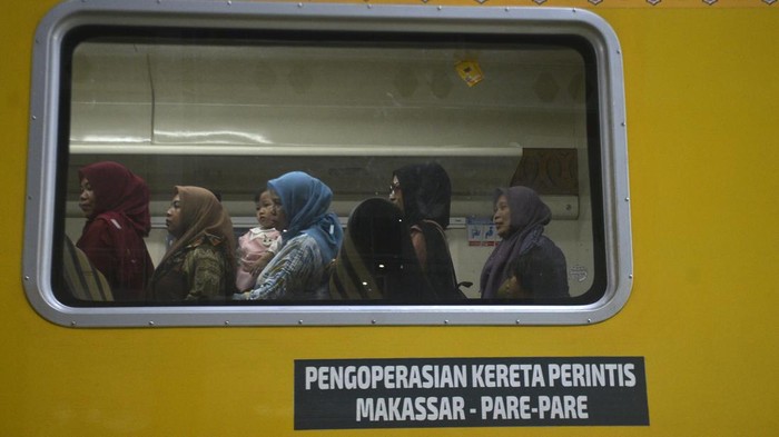 Potret Warga Jajal Kereta Pertama di Sulawesi, Gratis! Uji coba jalur kereta api Makassar-Pare Pare mulai dilakukan dengan tarif gratis. Warga pun antusias menikmati layanan ini.