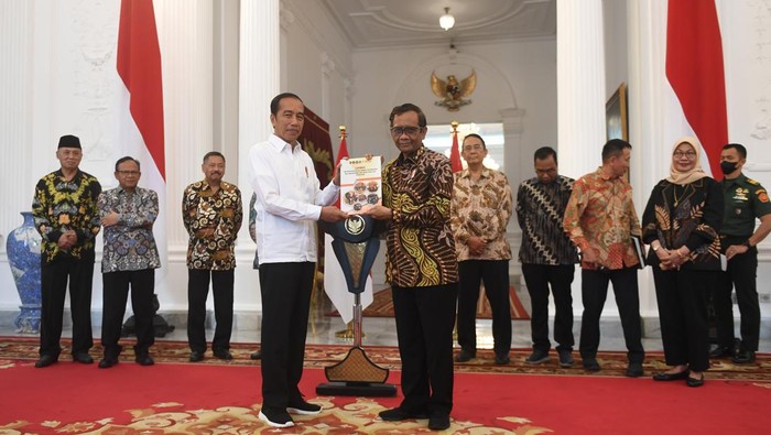 Presiden Jokowi Menerima Laporan Pelanggaran HAM Masa Lalu Presiden Joko Widodo (kiri) menerima laporan terkait pelanggaran HAM masa lalu dari Ketua Dewan Pengarah Tim Penyelesaian Non-Yudisial Pelanggaran HAM Berat Masa Lalu Mahfud MD (kanan) di Istana Merdeka, Jakarta, Rabu (11/1/2023). Pemerintah Indonesia mengakui terjadinya 12 pelanggaran HAM berat di masa lalu dan akan memulihkan hak-hak korban secara adil dan bijaksana tanpa menegasikan penyelesaian yudisial.
