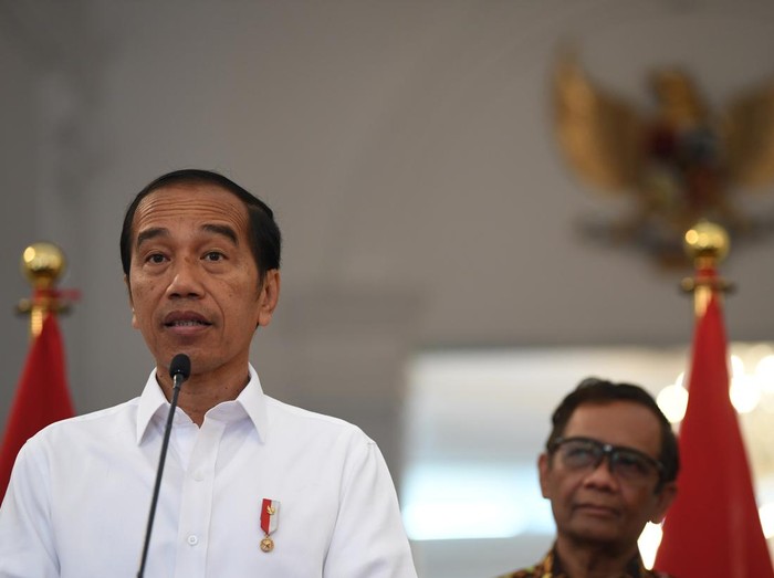 Presiden Joko Widodo (kiri) menerima laporan terkait pelanggaran HAM masa lalu dari Ketua Dewan Pengarah Tim Penyelesaian Non-Yudisial Pelanggaran HAM Berat Masa Lalu Mahfud MD (kanan) di Istana Merdeka, Jakarta, Rabu (11/1/2023). Pemerintah Indonesia mengakui terjadinya 12 pelanggaran HAM berat di masa lalu dan akan memulihkan hak-hak korban secara adil dan bijaksana tanpa menegasikan penyelesaian yudisial.