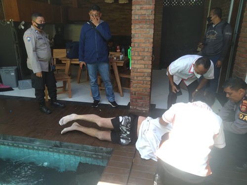 Proses evakuasi jasad bule Rusia, Kotlov Stanislav Mikhailovich yang ditemukan tewas di dasar kolam renang vila di kawasan Basangkasa, Seminyak, Kuta, Bali.