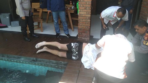 Proses evakuasi jasad bule Rusia, Kotlov Stanislav Mikhailovich yang ditemukan tewas di dasar kolam renang vila di kawasan Basangkasa, Seminyak, Kuta, Bali.