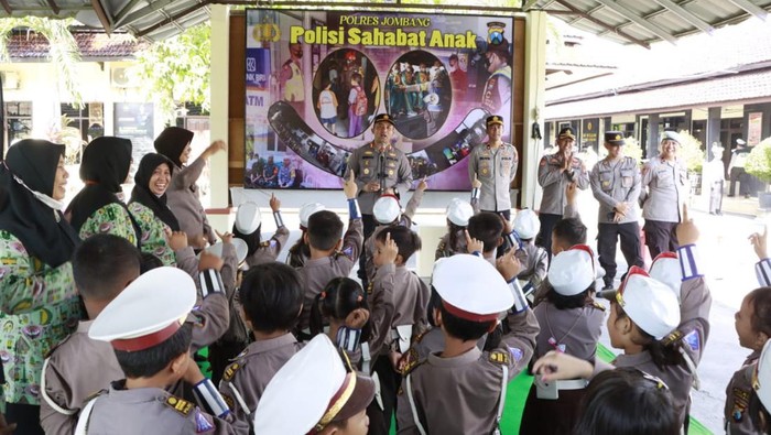 Puluhan Murid TK Dikenalkan Profesi Kepolisian di Polres Jombang