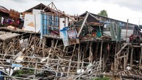 Puluhan warga terpaksa mengungsi karena rumahnya telah rusak akibat abrasi.