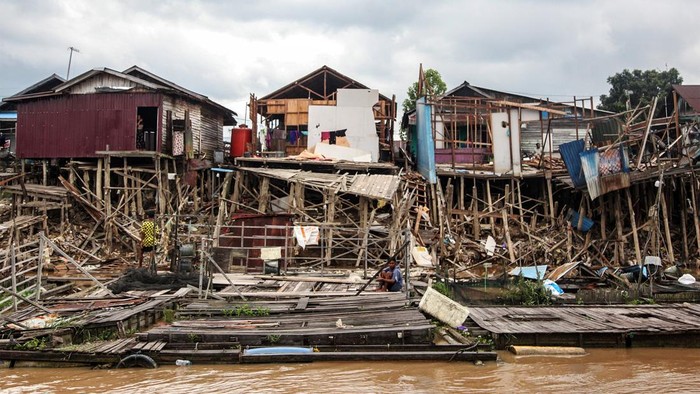 Puluhan Rumah Rusak Tergerus Abrasi di Kalimantan Tengah Seorang warga duduk di antara rumah yang ambruk akibat abrasi di tepi Sungai Kahayan di Gang Kencana, Palangka Raya, Kalimantan Tengah, Rabu (11/1/2023). Berdasarkan data BPBD setempat, rumah rusak ringan dan berat akibat abrasi Sungai Kahayan bertambah menjadi 23 rumah serta puluhan jiwa yang tinggal di bantaran daerah aliran sungai (DAS) terdampak abrasi sehingga membuat warga terpaksa mengungsi. ANTARA FOTO/Makna Zaezar/rwa.