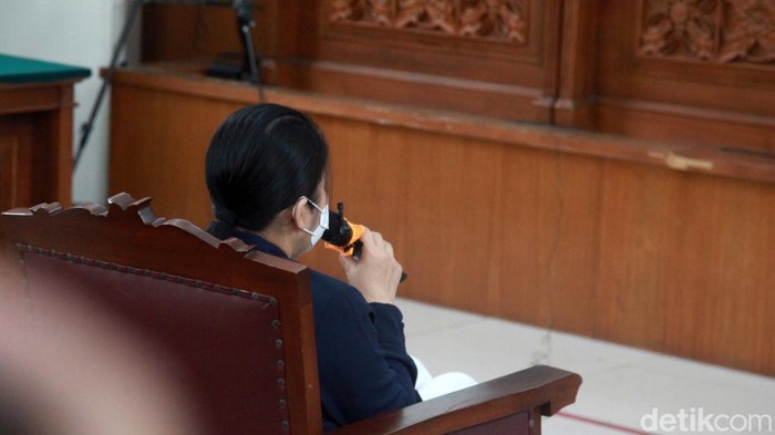 Putri Candrawathi diperiksa sebagai terdakwa dalam kasus pembunuhan Yosua Hutabarat di PN Jaksel. Putri menceritakan dugaan pelecehan yang dialaminya.