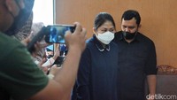 Dengan memakai masker, Putri memasuki ruang sidang.