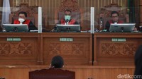 Istri mantan Kadiv Propam Polri Ferdy Sambo itu menangis menceritakan dugaan pelecehan yang menurutnya dilakukan oleh Brigadir N Yosua Hutabarat. Putri menyebut dugaan pelecehan seksual itu terjadi di kamar lantai 2 rumah mereka di Magelang.