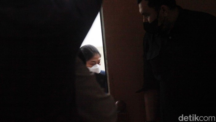 Putri Candrawathi diperiksa sebagai terdakwa dalam kasus pembunuhan Yosua Hutabarat di PN Jaksel. Putri menceritakan dugaan pelecehan yang dialaminya.