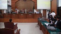 Hakim mencecar istri mantan Kadiv Propam Polri Ferdy Sambo, Putri Candrawathi, soal kegiatan selama di Magelang sehari sebelum Brigadir N Yosua Hutabarat dibunuh.