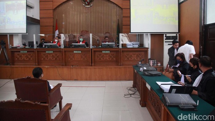 Putri Candrawathi diperiksa sebagai terdakwa dalam kasus pembunuhan Yosua Hutabarat di PN Jaksel. Putri menceritakan dugaan pelecehan yang dialaminya.