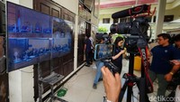 Sejumlah awak media mengikuti sidang Putri Candrawathi lewat layar kaca.