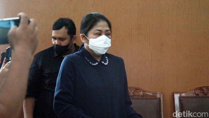 Putri Candrawathi diperiksa sebagai terdakwa dalam kasus pembunuhan Yosua Hutabarat di PN Jaksel. Putri menceritakan dugaan pelecehan yang dialaminya.