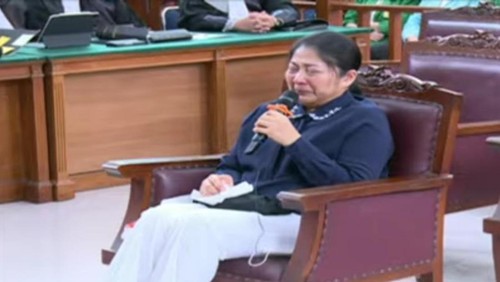 Putri Candrawathi menangis di persidangan (dok. TV Pool)