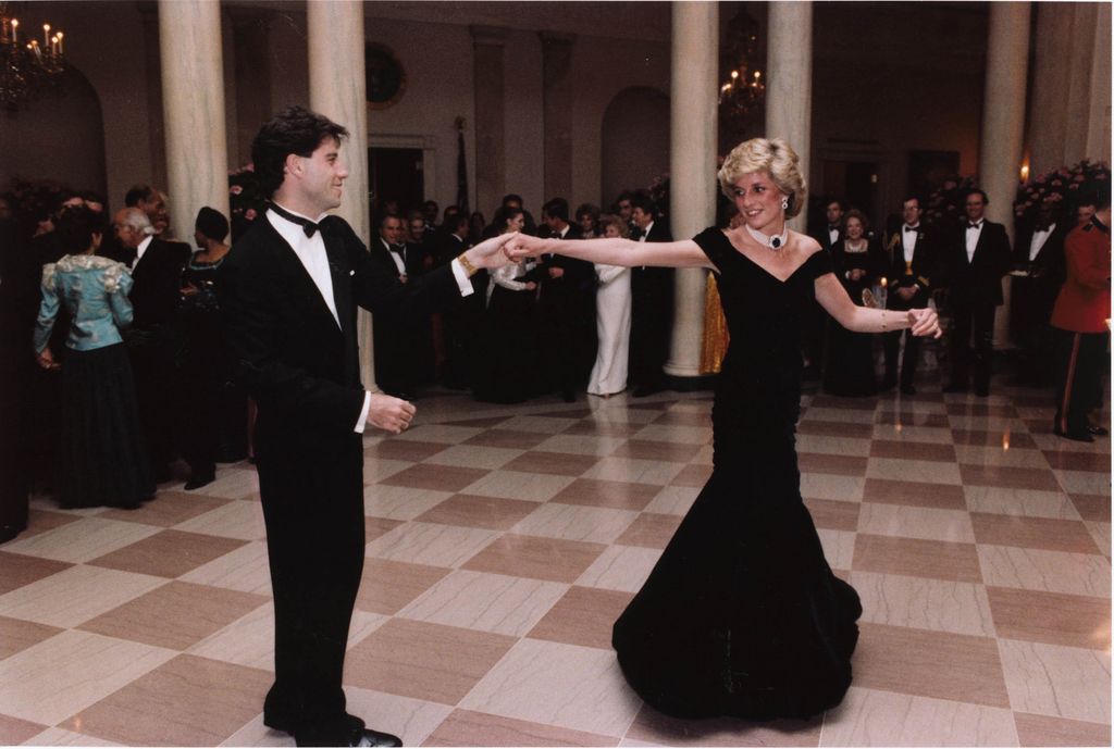 Putri Diana dan John Travolta FILE - In this Nov. 9, 1985 photo provided by the Ronald Reagan Library, actor John Travolta dances with Princess Diana at a White House dinner in Washington. Since strutting onto the big screen in Saturday Night Fever, John Travoltas career has been one of dramatic ups and downs, from comeback king to Internet meme. Travolta, 61, is prepping a handful of projects and ahead of the release of an explosive documentary on Scientology that focuses considerably on Travoltas relationship with the organization. (AP Photo/Ronald Reagan Library, File)