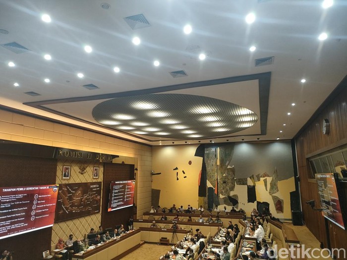 Rapat Kerja Mendagri dengan Komisi II DPR RI